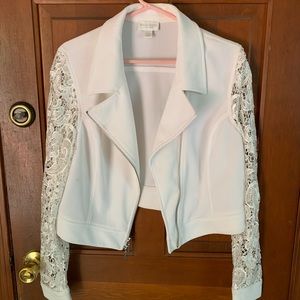 Women’s white blazer with lace cutout sleeves in good condition size L